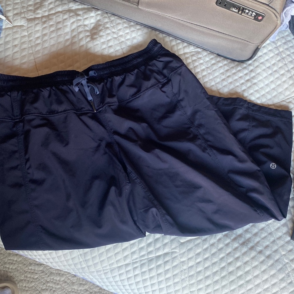 Lululemon cropped navy joggers